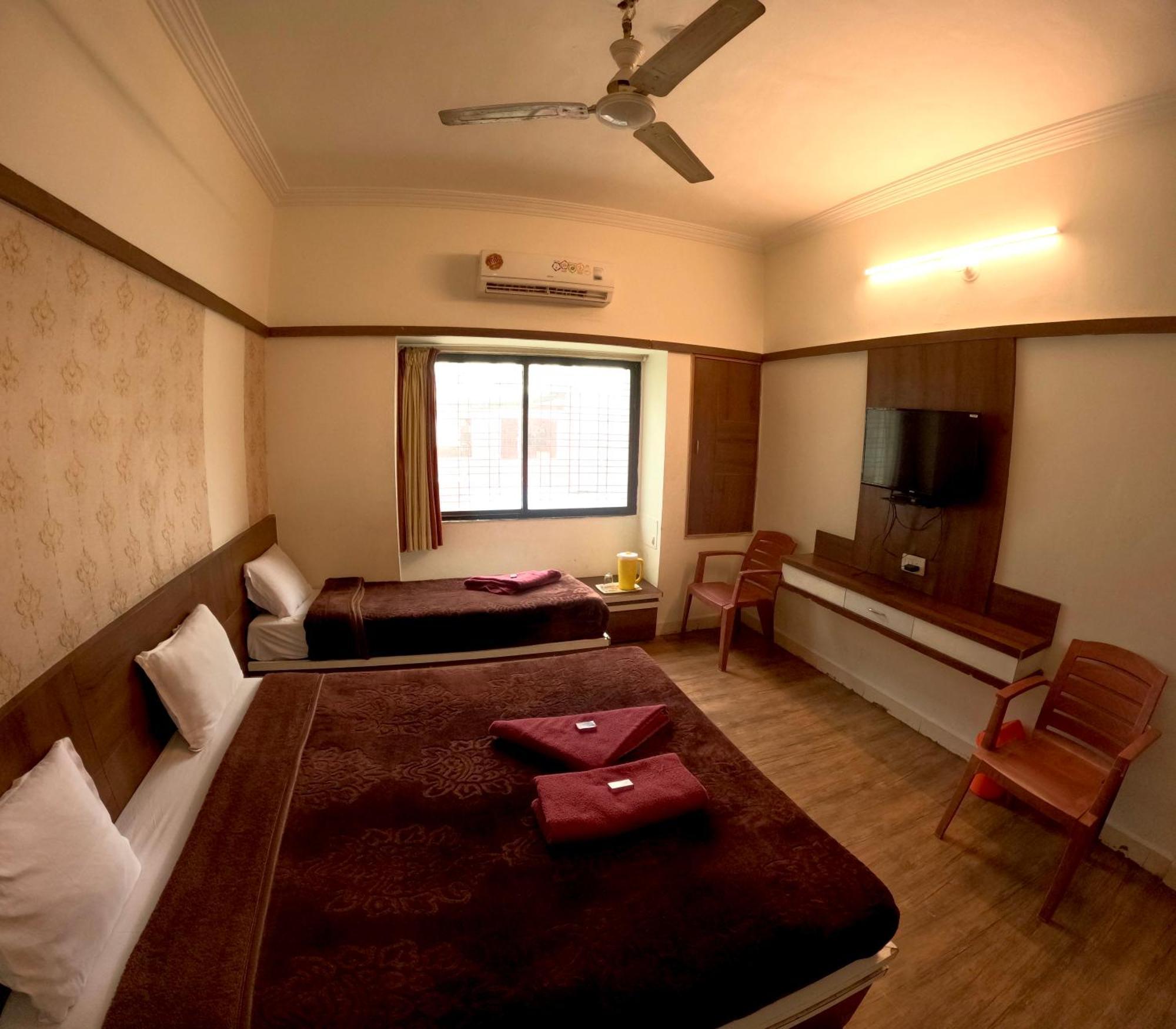 Hotel Laxmibai Palace Shirdi Eksteriør billede